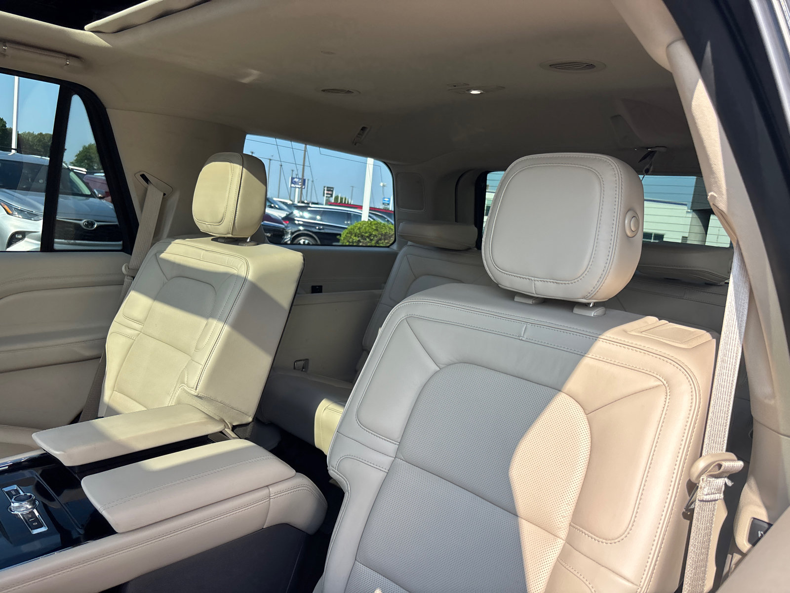 Used 2019 Lincoln Navigator Reserve AWD/4WD image 25