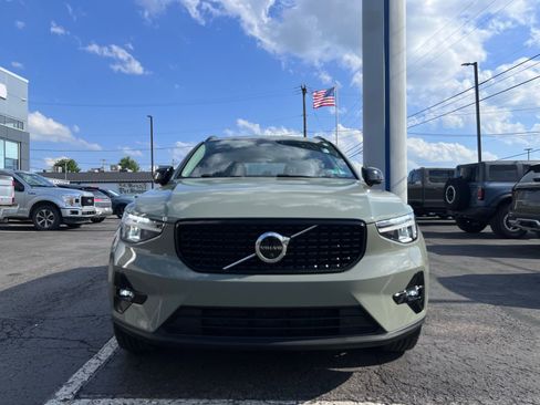 Used 2023 Volvo XC40 B5 Plus w/ Driver Assist Package AWD/4WD image 2