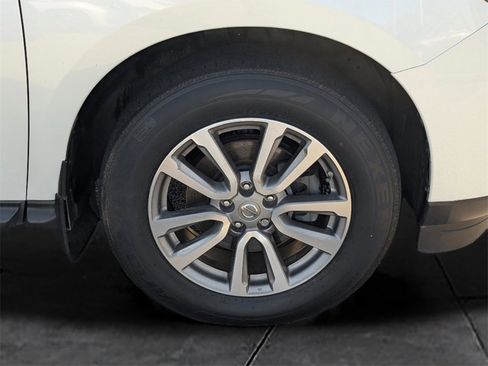 Used 2015 Nissan Pathfinder SV image 11