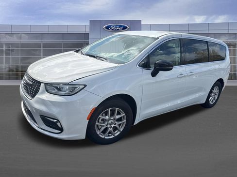 Used 2024 Chrysler Pacifica Touring-L image 8