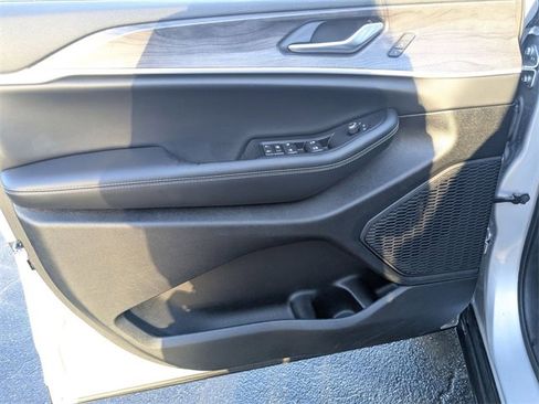 Used 2024 Jeep Grand Cherokee Limited image 10