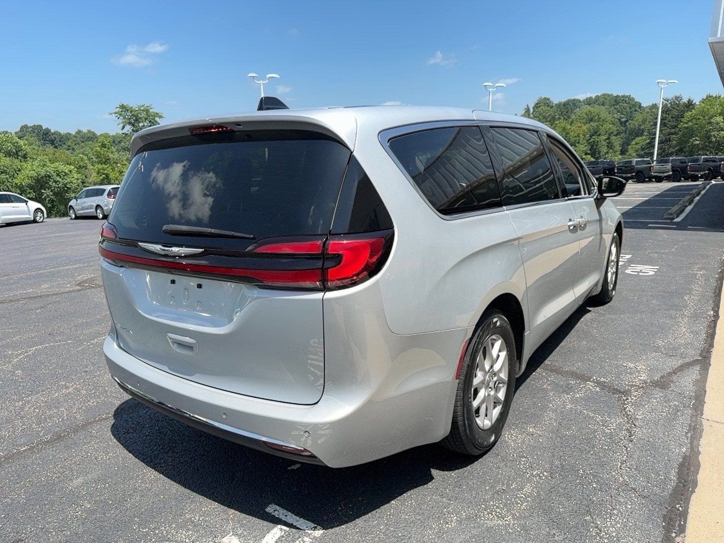 Certified 2024 Chrysler Pacifica Touring-L FWD image 6