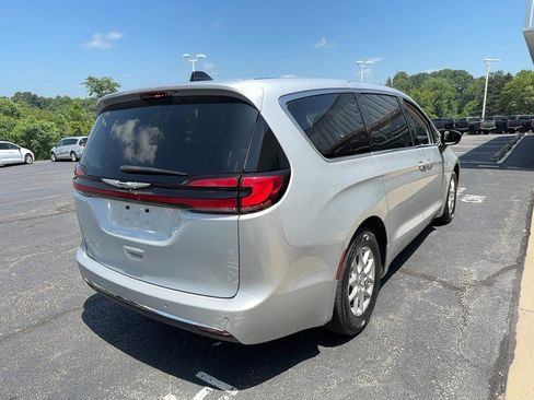 Certified 2024 Chrysler Pacifica Touring-L FWD image 6