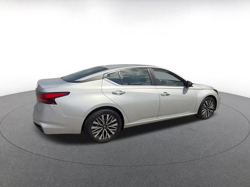 Used 2024 Nissan Altima 2.5 SV FWD image 15