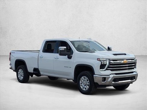 Used 2025 Chevrolet Silverado 2500 LTZ image 3