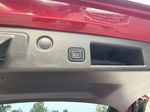 Used 2018 Chevrolet Equinox LT w/ Sun & Infotainment Package FWD image 12