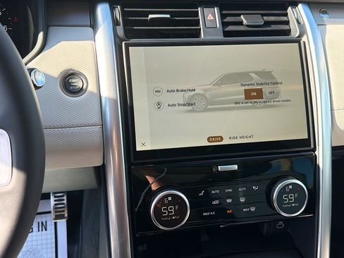 New 2025 Land Rover Discovery Dynamic SE image 31