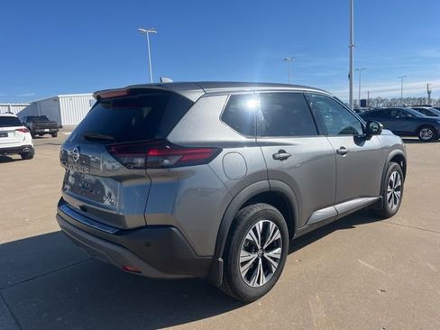 Used 2021 Nissan Rogue SV image 3