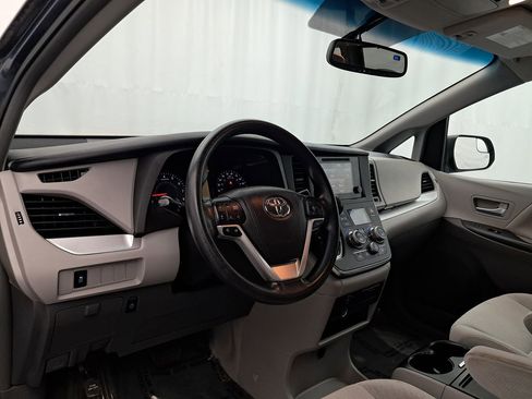 Used 2016 Toyota Sienna LE image 8