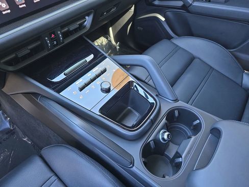 Certified 2024 Porsche Cayenne S image 19