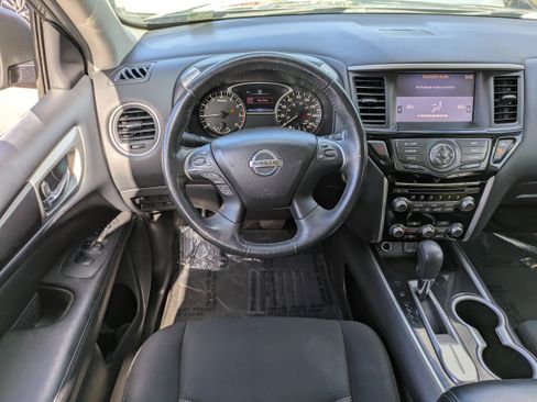 Used 2018 Nissan Pathfinder SV image 19