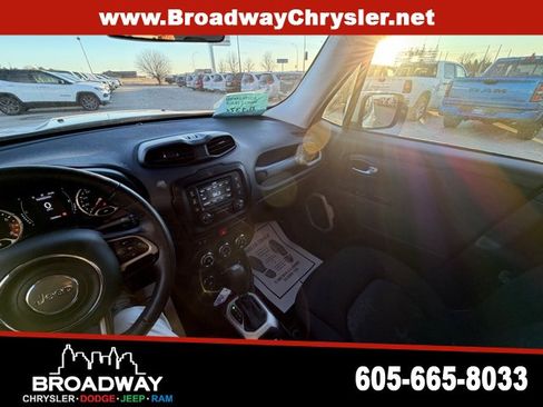 Used 2016 Jeep Renegade Latitude w/ Cold Weather Group image 17