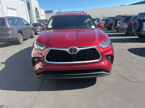 Used 2022 Toyota Highlander XLE image 2
