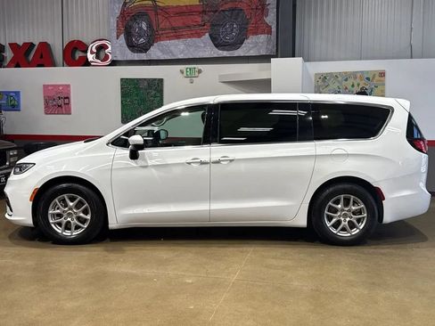 Used 2023 Chrysler Pacifica Touring-L FWD image 20
