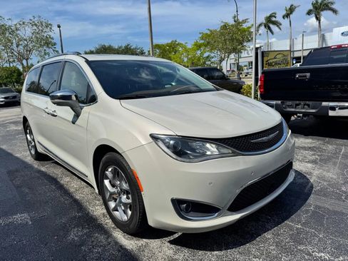 Used 2017 Chrysler Pacifica Limited w/ Advanced Safetytec Group FWD image 2