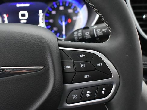 Used 2024 Chrysler Pacifica Limited image 17