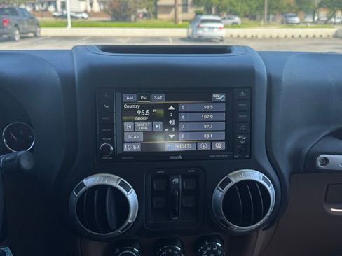 Used 2014 Jeep Wrangler Unlimited Sahara w/ Connectivity Group AWD/4WD image 11