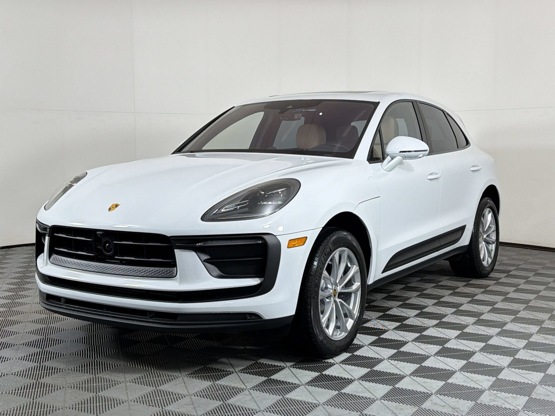 Used 2026 Porsche Macan AWD/4WD image 1