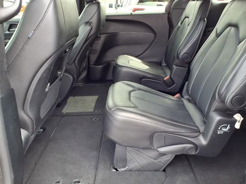 Used 2025 Chrysler Pacifica Select FWD image 7