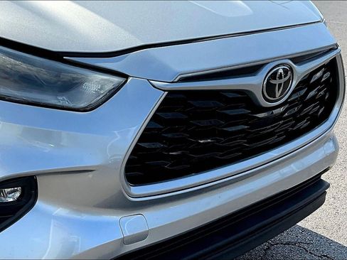 Used 2023 Toyota Highlander LE FWD image 33