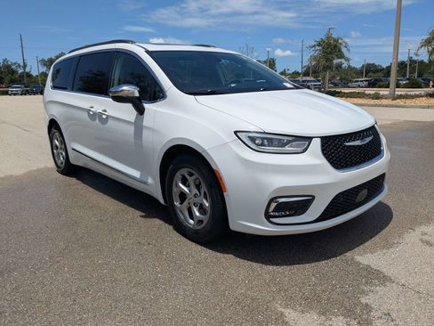Used 2023 Chrysler Pacifica Limited FWD image 2