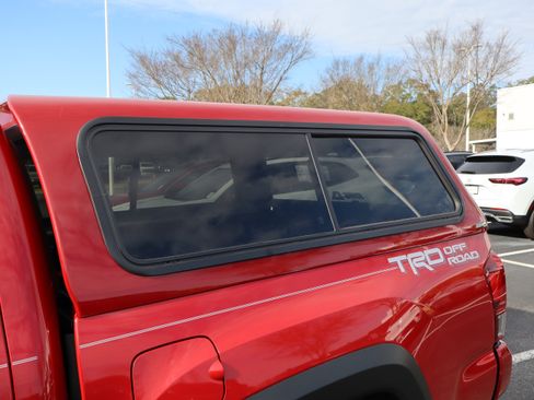 Used 2018 Toyota Tacoma TRD Off-Road w/ TRD Premium Off Road Package image 40