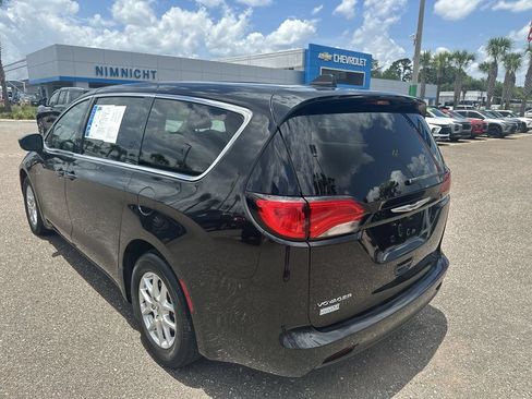 Used 2022 Chrysler Voyager LX FWD image 14