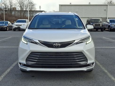 New 2026 Toyota Sienna Limited image 2