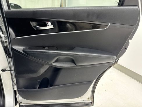 Used 2019 Kia Sorento LX image 11