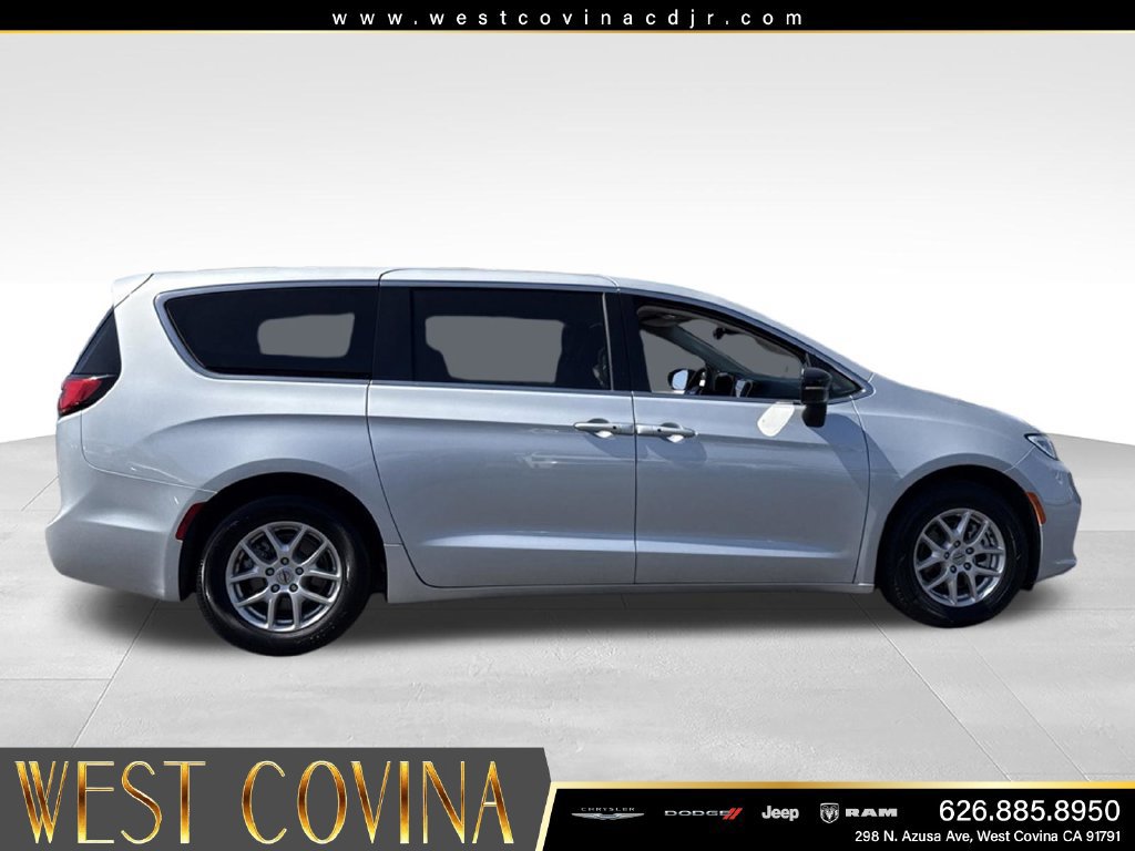 Used 2024 Chrysler Pacifica Touring-L FWD image 12