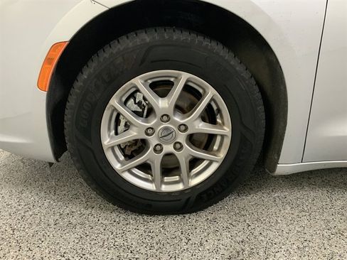 Used 2023 Chrysler Pacifica Touring image 9