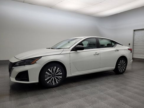 Used 2024 Nissan Altima 2.5 SV image 2