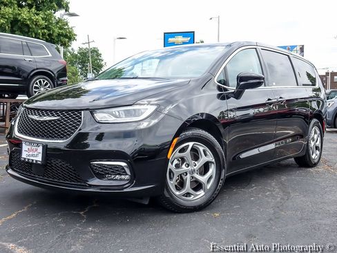 Used 2024 Chrysler Pacifica Limited FWD image 2