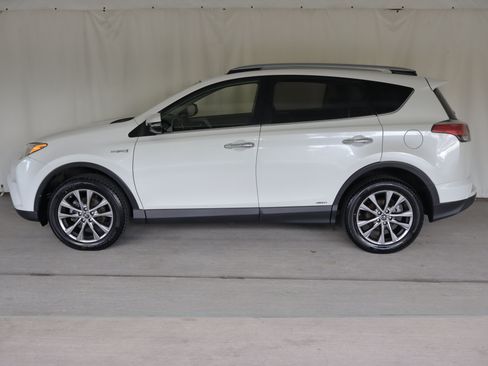 Used 2018 Toyota RAV4 Limited AWD/4WD image 25