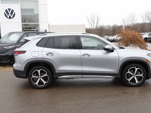 Used 2025 Volkswagen Tiguan SE w/ Panoramic Sunroof Package AWD/4WD image 2