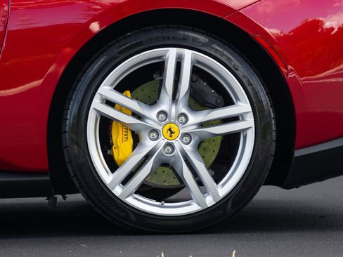 Used 2019 Ferrari Portofino RWD image 29