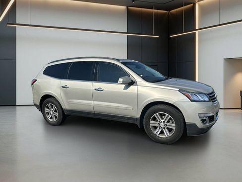 Used 2017 Chevrolet Traverse LT FWD image 8