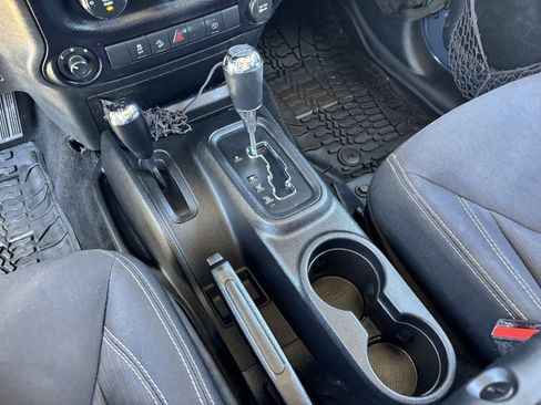 Used 2016 Jeep Wrangler Unlimited Rubicon w/ Connectivity Group AWD/4WD image 26