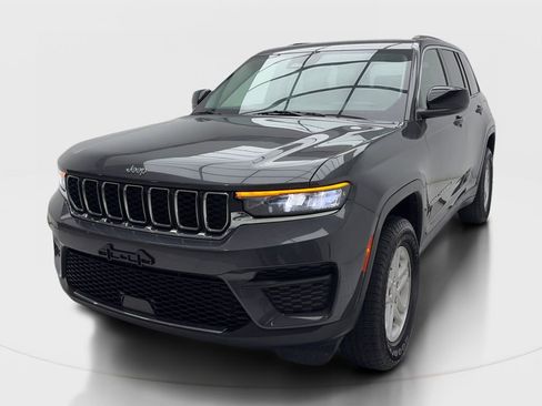 Used 2024 Jeep Grand Cherokee Laredo AWD/4WD image 4