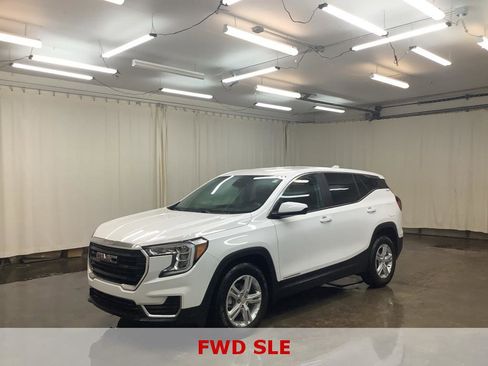 Used 2024 GMC Terrain SLE image 1
