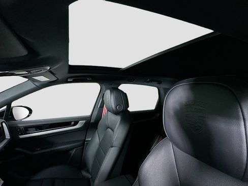 Certified 2026 Porsche Cayenne AWD/4WD image 14