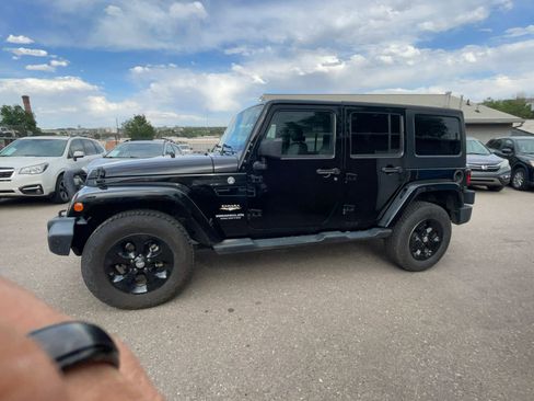 Used 2015 Jeep Wrangler Unlimited Sahara w/ Connectivity Group AWD/4WD image 3
