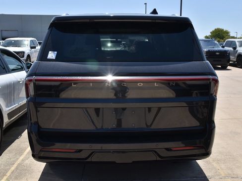 Certified 2025 Lincoln Navigator Reserve AWD/4WD image 8