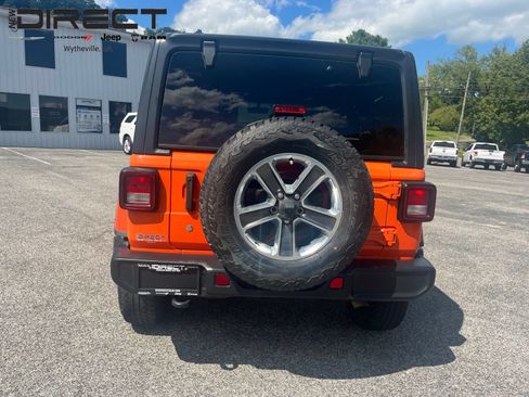 Used 2018 Jeep Wrangler Unlimited Sahara AWD/4WD image 6