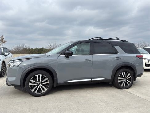 Used 2023 Nissan Pathfinder Platinum w/ Lighting Package (N92) image 10