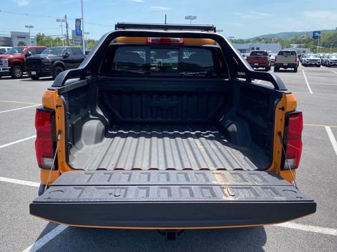 Used 2025 Chevrolet Colorado Z71 w/ Midnight Edition AWD/4WD image 9