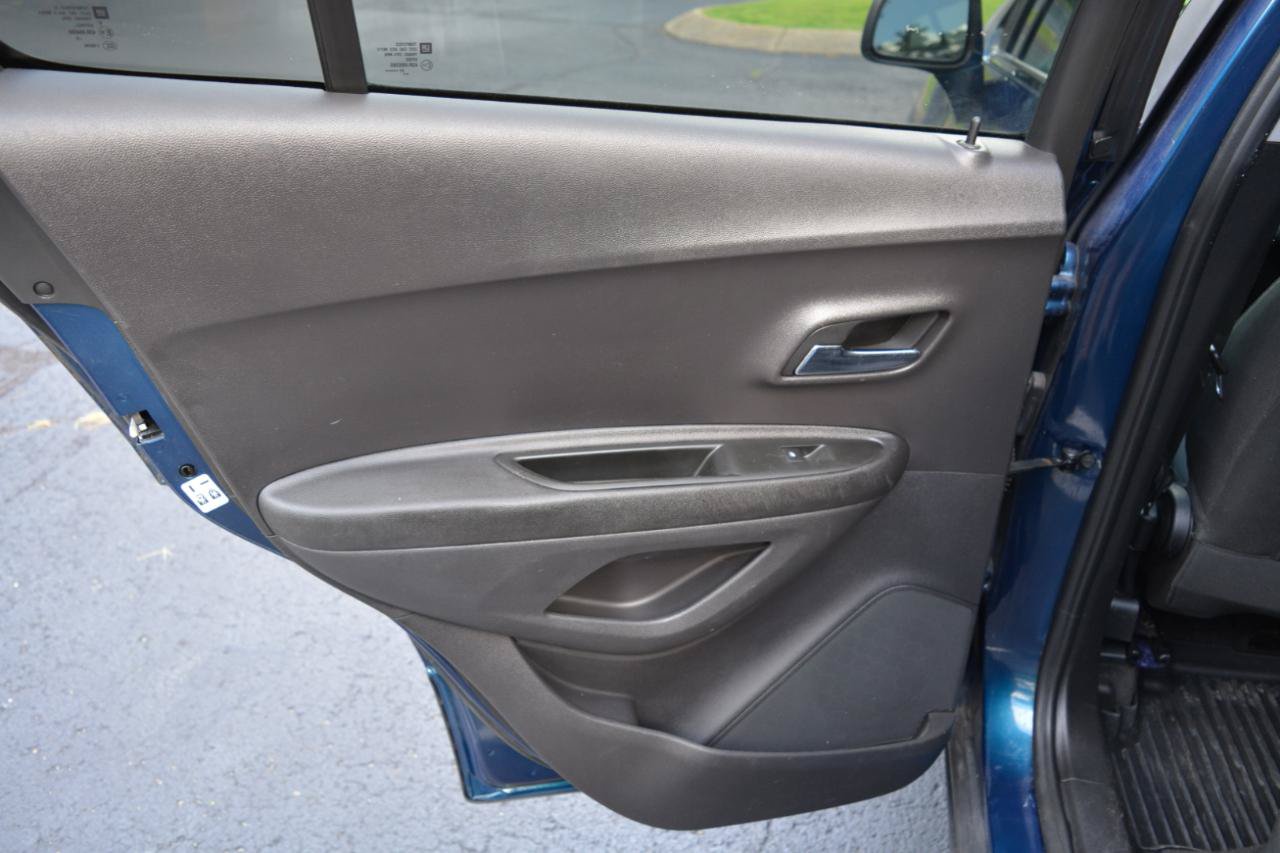 Used 2020 Chevrolet Trax LT FWD image 12