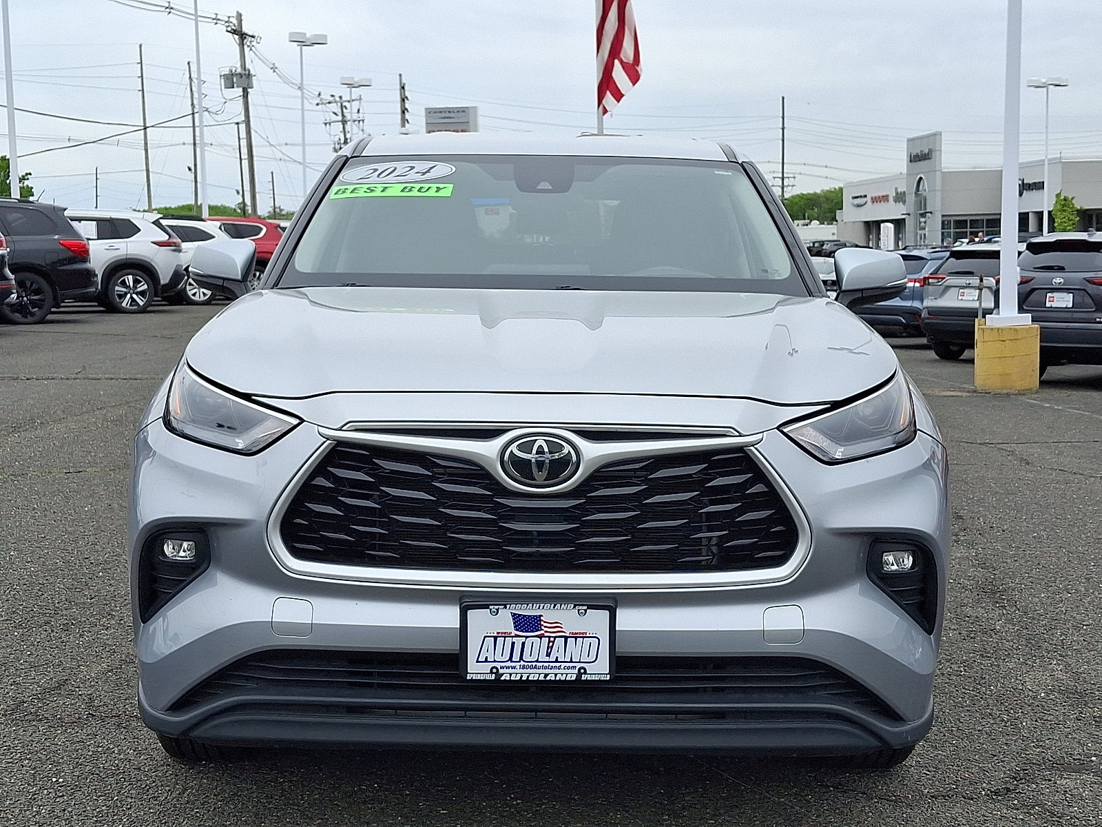 Used 2024 Toyota Highlander LE AWD/4WD image 2