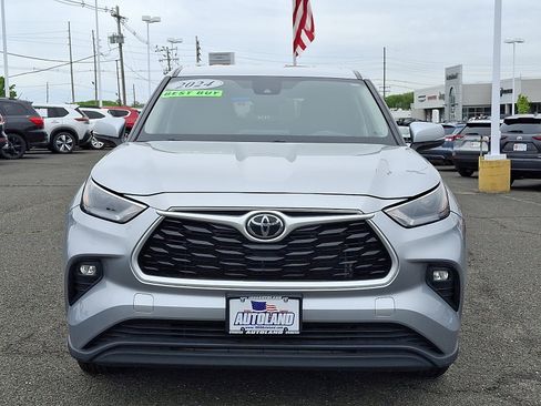 Used 2024 Toyota Highlander LE AWD/4WD image 2