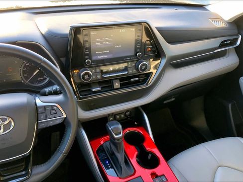 Used 2021 Toyota Highlander XLE FWD image 7